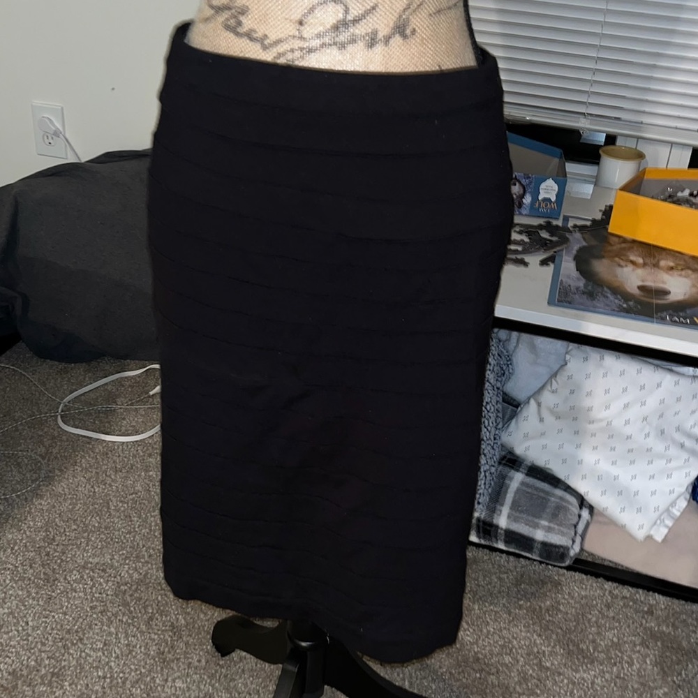 Lapis M black knee length pencil skirt